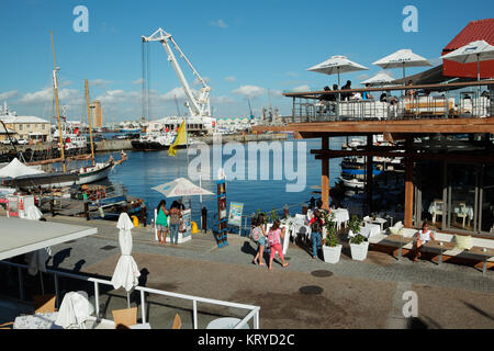 Kapstadt, Südafrika - 20. FEBRUAR 2012: Victoria und Alfred Waterfront, Hafen mit Geschäften, Restaurants und Boote bei Touristen beliebt. Stockfoto