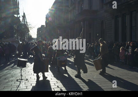 dh Buchanan Street GLASGOW SCHOTTLAND Darsteller Menge beobachten Trommler und Leistung der piper-Sammelschienen Stockfoto