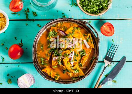 Indische Küche Rezepte, indische Omelett Masala Ei Curry, mit frischem Gemüse - Tomate, hot chili Pfeffer, Petersilie, hellblau Holz- Hintergrund, kopieren Spa Stockfoto