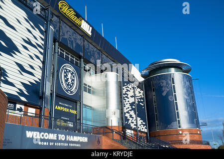 dh Fußballstadien vor dem Eingang ZUM HAMPDEN PARK STADIUM GLASGOW SCOTLAND An Scottish International Stockfoto