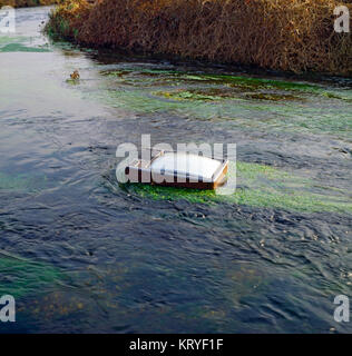 Italien, Lombardei, Provinz Cremona, Wasserverschmutzung, altes Fernsehen in Fluss gekippt Stockfoto