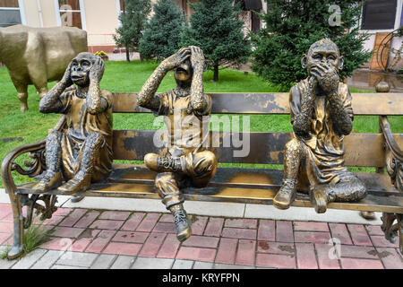 Irkutsk, Russland - 14.August 2017: Skulptur der drei Affen, die nichts sehen, nichts hören, nichts sagen im Park in der Nähe von Lenin Street Stockfoto