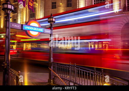 LONDON, UK, 17. JUNI 2013: Double Decker Bus fährt auf der Regent Street in der Nacht in der Nähe der Piccadilly Circus U-Bahn-Station Eingang Stockfoto