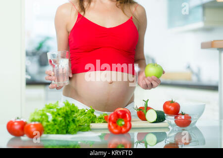 Schwangere Frau ernährt sich gesund - schwangere Frau Stockfoto