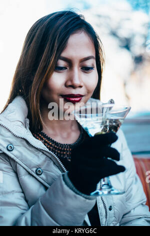 Mädchen trinken Martini outdoor Stockfoto