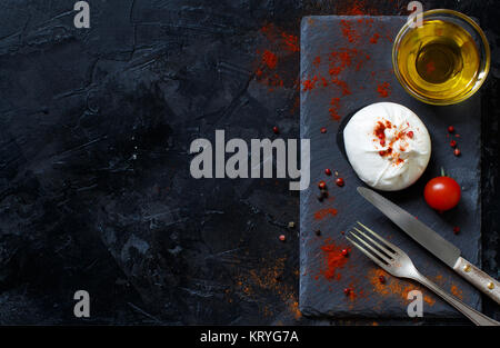 Italienische Käse Burrata, Tomaten, Gewürze und Olivenöl Stockfoto