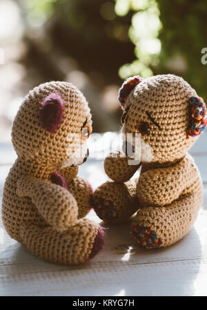 Zwei Teddybären auf einem Holztisch Stockfoto