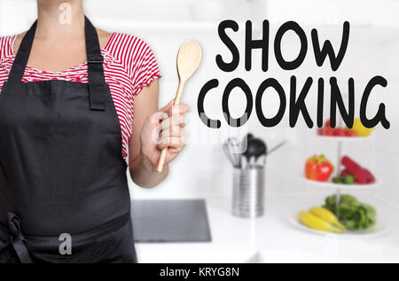 Show Kochen Köchin hält Kochlöffel hintergrund Konzept. Stockfoto