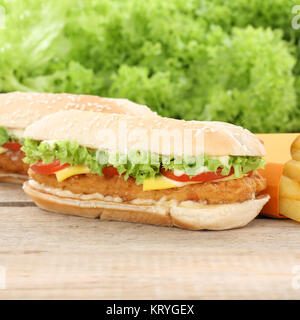 Chickenburger Huhn Hühnchen Burger Hamburger und Pommes Frites Tomate Salat Fast Food Stockfoto