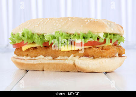 Chickenburger Huhn Hühnchen Burger Hamburger frisch Käse Tomaten Salat Sauce Stockfoto