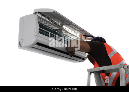 Junge Handwerker eine ductless Sendern Klimaanlage Befestigungssystem. Reale situation Stockfoto