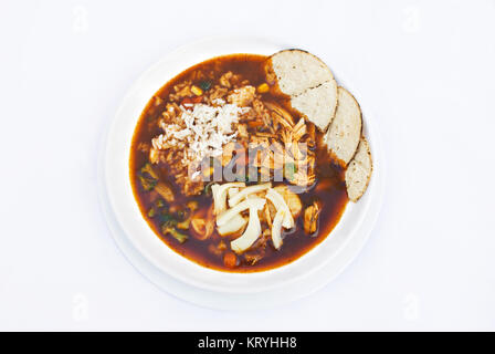 Caldo tlalpeno ist ein Mexikanisches Huhn Herzhafte Gemüsesuppe gewürzt mit rauchiges chipotle Chiles, Avocado und Kalk. Es ist mit sautierten Reis angereichert und Stockfoto