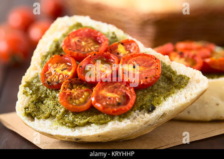 Brötchen mit Pesto und gerösteten Tomaten Stockfoto