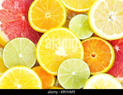 Frische Schichten verschiedener Arten von Zitrusfrüchten: Orange, Limette, Mandarine, Grapefruit Stockfoto