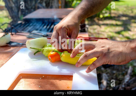 Füllung Paprika mit Käse auf einem camping-Ausflug Stockfoto