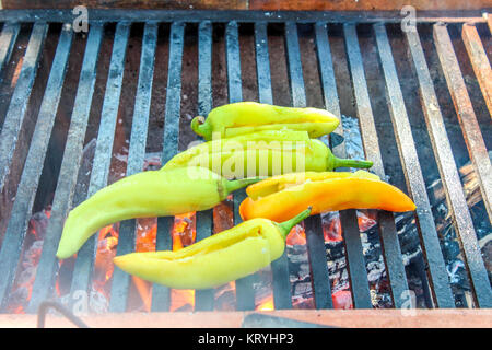 Kochen Xcatik Paprika auf einem Holz Ofen gebrannt Stockfoto