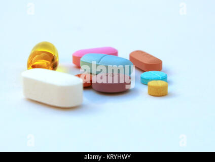Eine Vielzahl von rezeptpflichtige Medikamente und Vitamine auf weißem Hintergrund Stockfoto