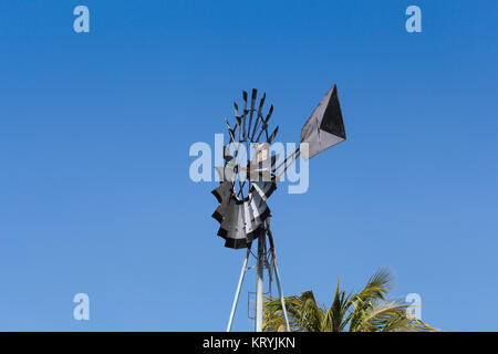 Ein Blick auf einen alten Windmühle für Wasserentnahme auf Yucatan, Mexiko Stockfoto