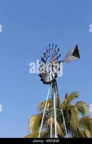 Ein Blick auf einen alten Windmühle für Wasserentnahme auf Yucatan, Mexiko Stockfoto