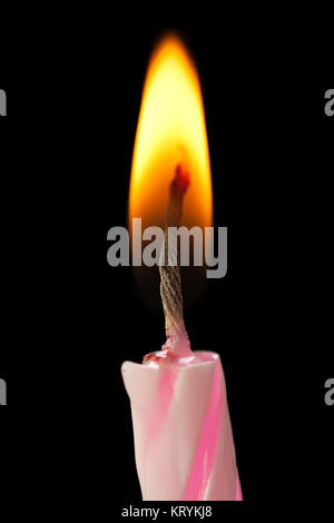 Geburtstag Feier süße Kuchen Essen bei Kerzenschein Stockfoto
