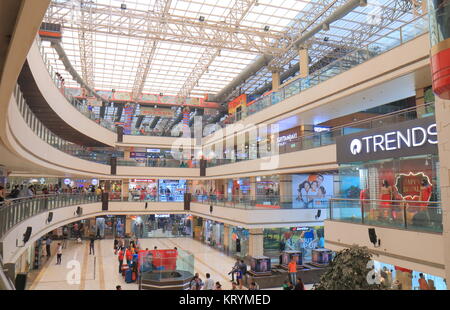 Menschen besuchen V3S Shopping Mall in Neu-Delhi, Indien Stockfoto