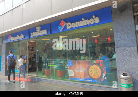 Menschen besuchen Dominos Pizza fast food Restaurant in Neu Delhi Indien. Stockfoto