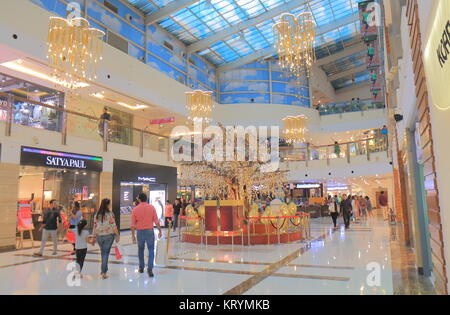 Menschen besuchen DLF Place Shopping Mall in Neu-Delhi, Indien Stockfoto