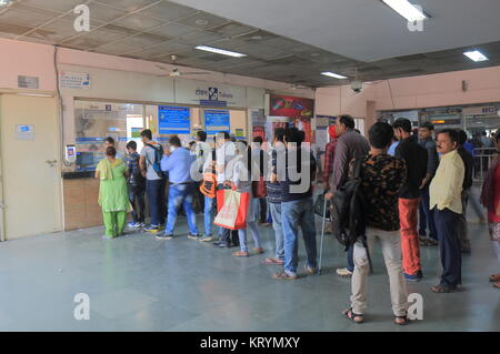 Menschen kaufen U-Bahn Ticket an Ramakrishna Ashram Rn U-Bahnhof in Neu-Delhi, Indien Stockfoto