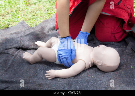 Sanitäter der Herz-Lungen-Wiederbelebung (HLW) auf Baby dummy demonstrieren Stockfoto