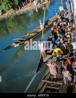 Blick auf den Markt und pirogen am Ufer des Niger, Mopti, Mali erhöht. Stockfoto