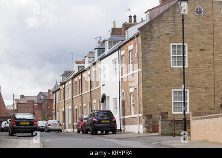 Häuser auf Percy Street, Tynemouth, Tyne und Wear, historisch Teil des Landes von Northumberland. Die reihenhäuser haben keine vorderen Garten. Stockfoto