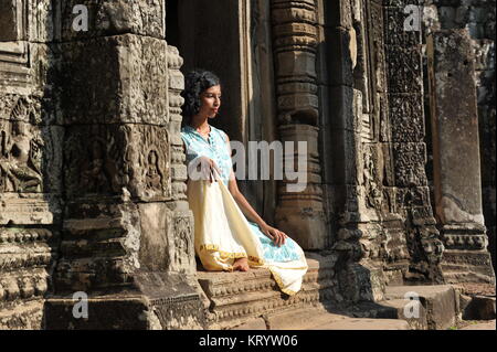 Der indischen Frau in der Tür sitzen am Bayon, Angkor Thom, Tempel von Angkor, Provinz Siem Reap, Kambodscha. Credit: Kraig Lieb Stockfoto