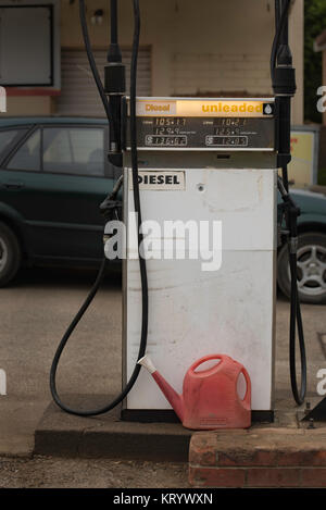 Mit einem kraftstoffilter oder Benzin oder Gas Pumpe mit zwei Bowsers zu einem Land Roadhouse in NSW, Australien Stockfoto