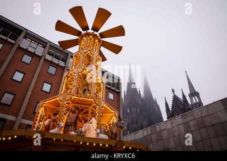 Europa, Deutschland, Köln, große Weihnachtspyramide auf dem Weihnachtsmarkt am Dom, Nebel. Europa, Deutschland, Köln, grosse Weihnachtspyr Stockfoto