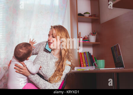 Freiberuflich arbeitete Mama mit baby Stockfoto