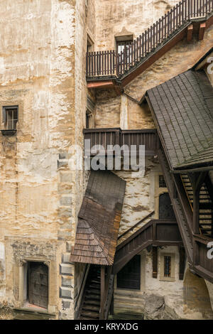 Treppen aus Burg Orava mit Türen Stockfoto