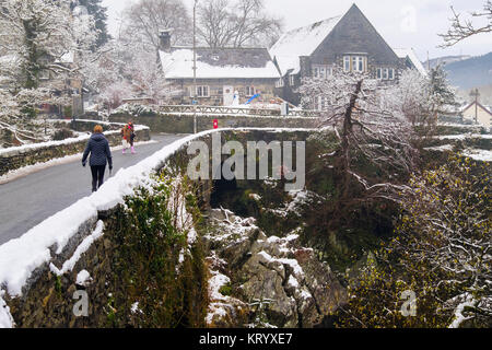 Pont-y-Paar alte Brücke ca. 1470 über Afon Llugwy Fluss in Snowdonia Dorf mit Schnee im winter Dezember 2017. Betws-y-Coed, Conwy Valley, Wales, Großbritannien Stockfoto