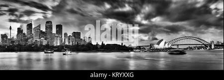 Breites Panorama von Sydney CBD cityline aus der Domain Park in Richtung Royal Botanic Gardens und Office Business Towers bei Sonnenuntergang mit Beleuchtung und St Stockfoto