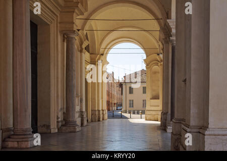 Portikus der Metropolitan Kathedrale der Auferstehung Unseres Herrn Jesus Christus - Ravenna, Italien Stockfoto