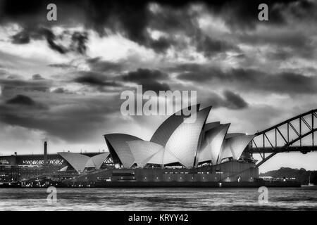 Sydney, Australien - 19. März 2017: magischen Sonnenuntergang über Wahrzeichen - Sydney Opera House und die Harbour Bridge. Seite Blick auf das beleuchtete Oper i Stockfoto