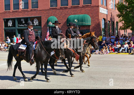 Cody, Wyoming, USA - Juli 4., 2009 - Vier Fahrer in Schwarz, Wyatt Earp, Virgil Earp, Morgan Earp und Doc Holliday gekleidet in die teilnehmen Stockfoto