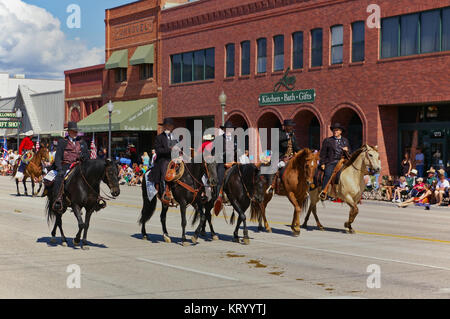 Cody, Wyoming, USA - Juli 4., 2009 - Vier Fahrer in Schwarz, Wyatt Earp, Virgil Earp, Morgan Earp und Doc Holliday gekleidet in die teilnehmen Stockfoto