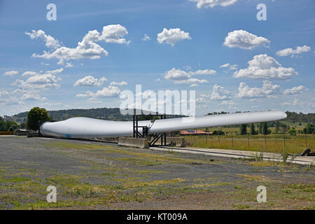 Single propellor Klinge aus einer Windkraftanlage in der Windfarm in Glen Innes im Norden von New South Wales, Australien, und wartet auf die Reparatur und den Transport Stockfoto