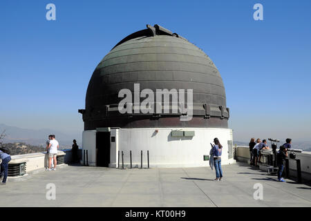 Menschen außerhalb der Planetarium Gebäude an der Griffith Observatorium im Griffith Park in Los Angeles, Kalifornien, USA KATHY DEWITT Stockfoto