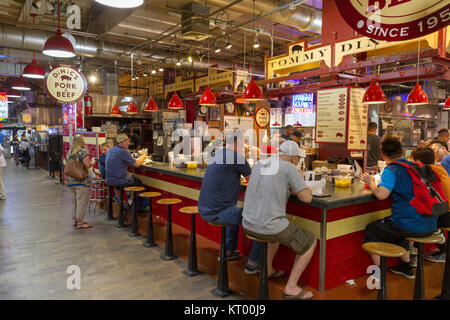 DiNic der Schweinebraten sandwich Steckdose Reading Terminal Market in Philadelphia, Pennsylvania, USA. Stockfoto