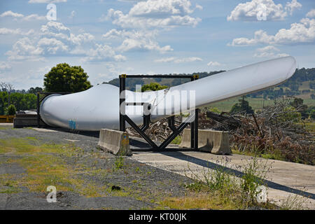 Single propellor Klinge aus einer Windkraftanlage in der Windfarm in Glen Innes im Norden von New South Wales, Australien, und wartet auf die Reparatur und den Transport Stockfoto