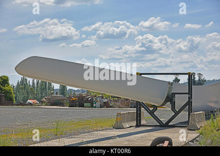 Single propellor Klinge aus einer Windkraftanlage in der Windfarm in Glen Innes im Norden von New South Wales, Australien, und wartet auf die Reparatur und den Transport Stockfoto