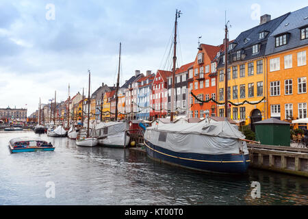 Nyhavn oder neue Hafen, Es ist ein aus dem 17. Jahrhundert am Wasser-, Kanal- und beliebten touristischen Viertel in Kopenhagen, Dänemark. Stockfoto