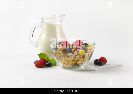 Frühstück Müsli mit Beeren Obst und Milch Stockfoto