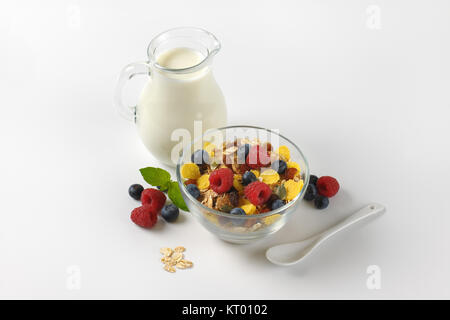 Frühstück Müsli mit Beeren Obst und Milch Stockfoto